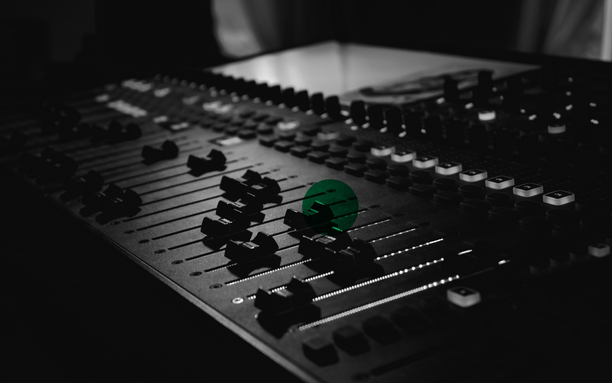Mengpaneel in een podcaststudio, met de groene stip van Spot On